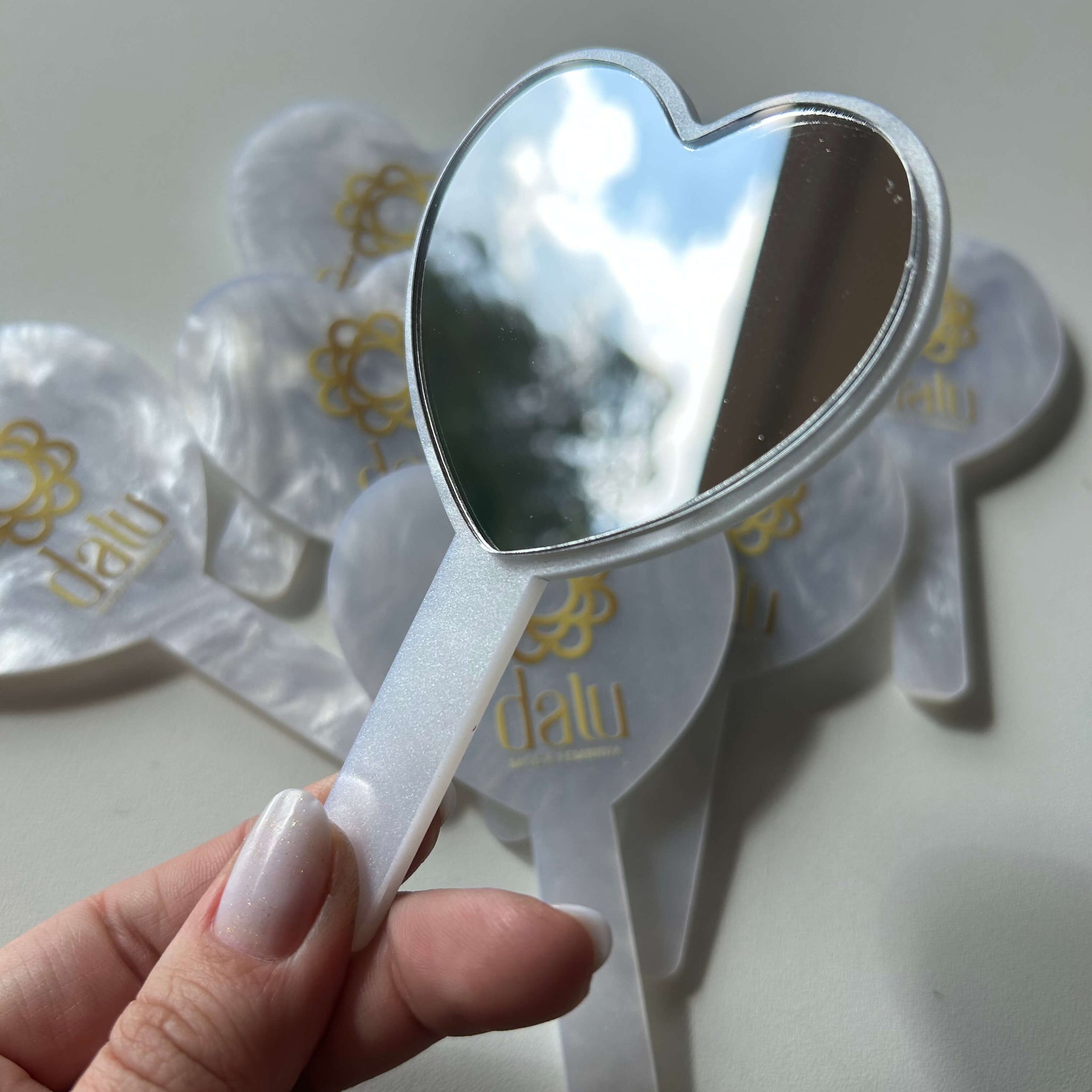 Kit com 10 Espelhos de bolsa MINI CORAÇÃO acrílico beleza maquiagem mimo presente